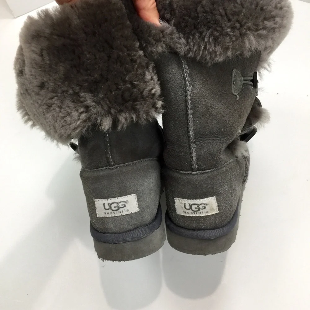 Uggs Bailey Button Triplet Boots in Grey Size 5